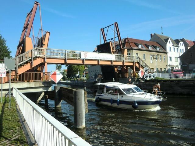 Zahlreiche Brücken und Schleusen sind typisch für die Havel: Klappbrücke in Zehdenick.