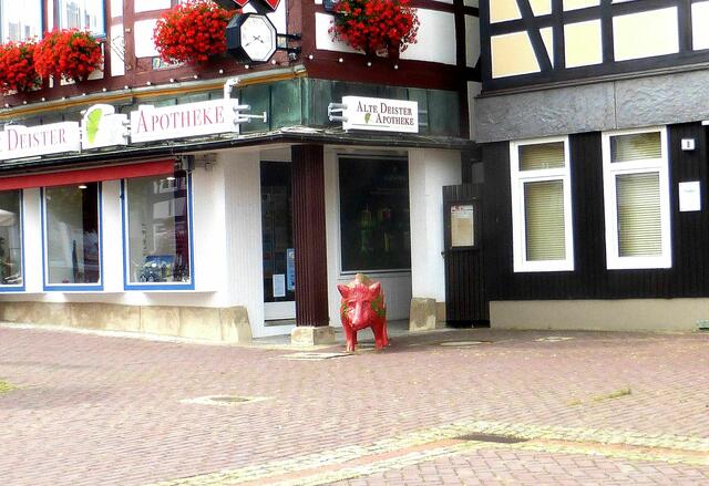 Apotheke mit einem roten Schwein davor