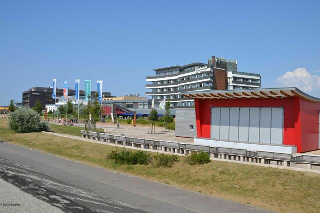 Wenn im DÜNEN-HUS (rechts) Konzerte gegeben werden, sind die Plätze auf den Bänken schnell belegt. (Foto: Katja Woidtke)