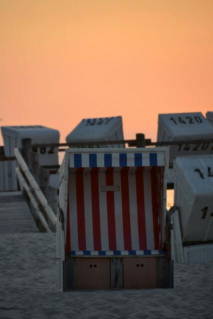 Sonnenuntergang am Ordinger Strand und der Strandkorb Richtung Dünen bleibt leer (Foto: Katja Woidtke)