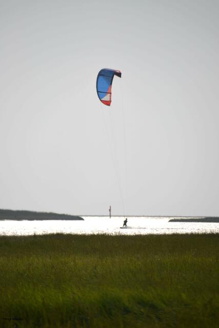 Kitesurfer im Gegenlicht an der Badestelle Dorf (Foto: Katja Woidtke)