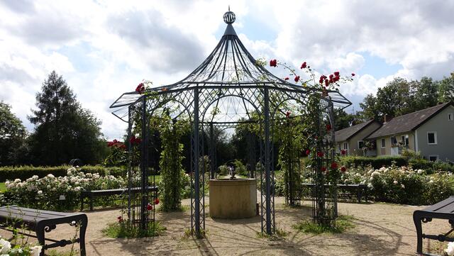 In der Mitte des Rosariums befindet sich ein Pavillon mit Kletterrosen. Foto: Helmut Kuzina