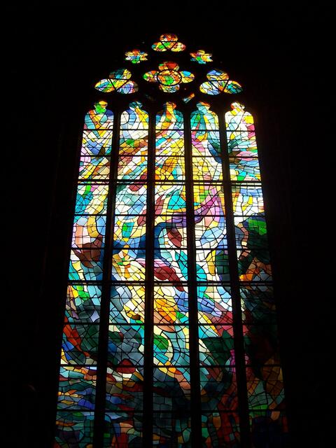 Mai: Pfingstfenster in der Bremer Liebfrauenkirche