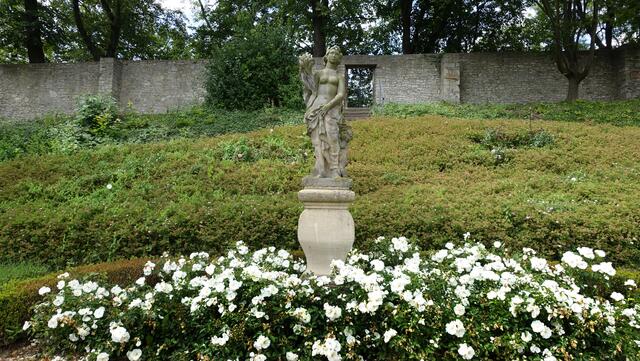 Am westlichen Rand des Magdalenengartens wurde 2005 eine Barockstatue der römischen Göttin Ceres aufgestellt. Foto: Helmut Kuzina