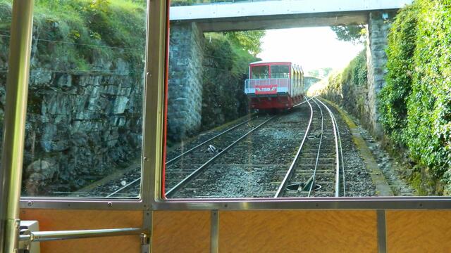 Der Betrieb geschieht durch zwei Wagen im Pendelverkehr, deshalb hier die Ausweichstelle.