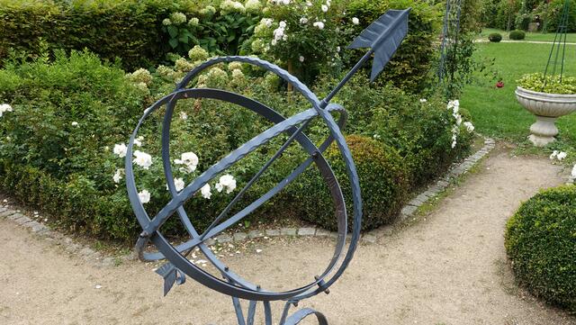Im Mittelpunkt des „Weißen Gartens“ befindet sich eine Sonnenuhr. Foto: Helmut Kuzina