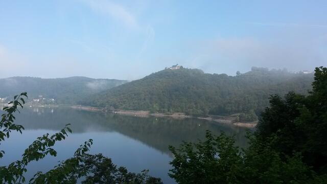 August - Schloss Waldeck und der Edersee am Morgen