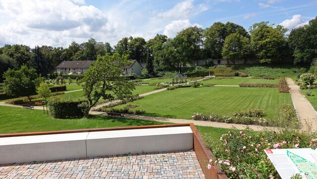 Von der Aussichtsplattform, die über die Klosterstraße erreicht wird, gibt es den umfassenden Blick auf den Magdalenengarten. Foto: Helmut Kuzina