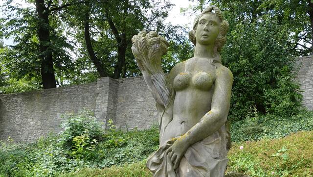 Die Barockstatue der römischen Göttin Ceres stammt aus der Zeit um 1720 und passt in das Ambiente des nachgestalteten Gartens. Foto: Helmut Kuzina
