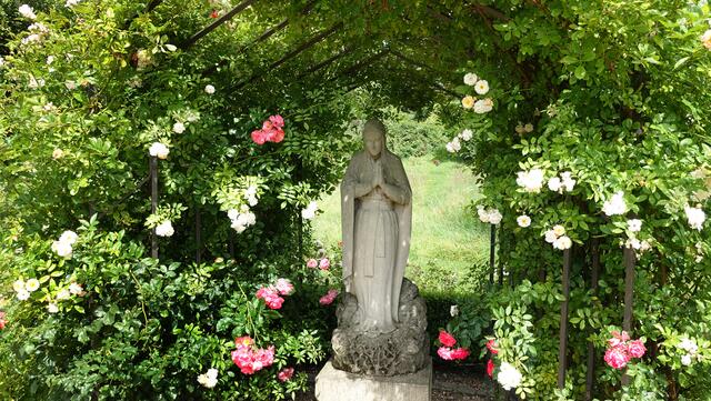 Der Hauptweg endet an der Marienstatue des Bildhauers Johannes Strecker. Foto: Helmut Kuzina