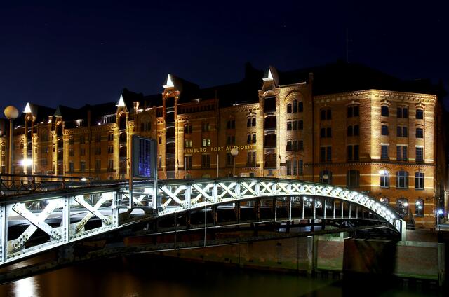 Brücke bei Nacht