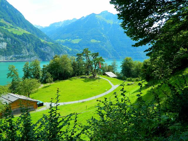 Gemäss dieser Geschichte schlossen Vertreter von Uri, Schwyz und Unterwalden auf dem Rütli, einer Wiese am Vierwaldstättersee, per Eid einen gegen die Habsburger «bösen Vögte» gerichteten Bund.