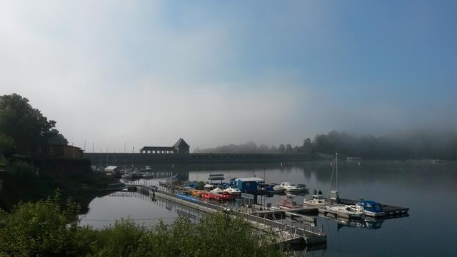 August - die Sperrmauer, noch halb im Morgennebel