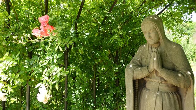 Im Halbpavillon steht die „Madonna von Lourdes“, die der Bildhauer Johannes Strecker 1959 gestaltete. Foto: Helmut Kuzina