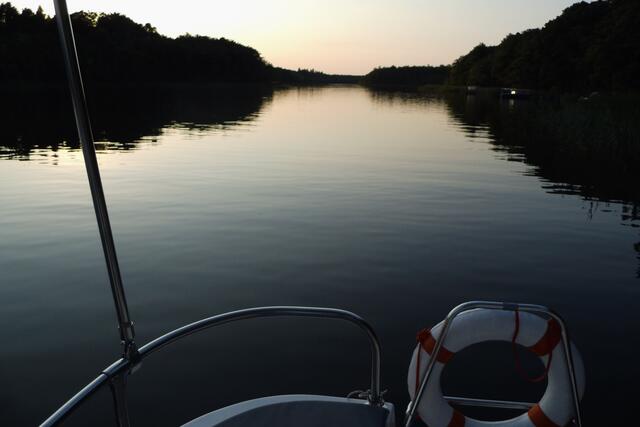 Abendstimmung auf dem Hausboot in der Müritz