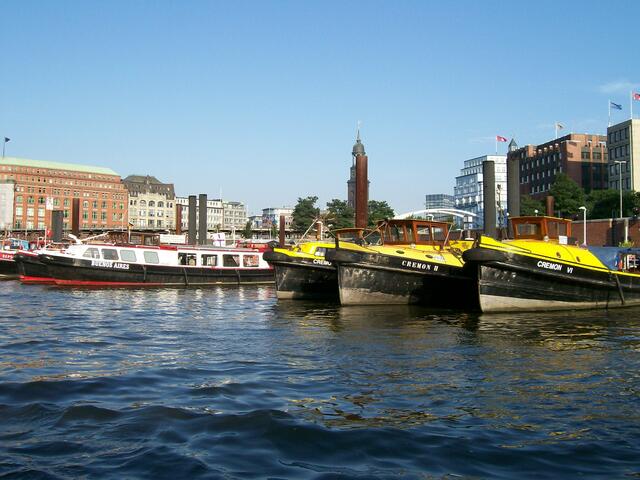 September: Im Hamburger Hafen