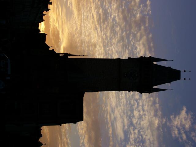 November: Gespentische Stimmung am Altstädter Rathaus in Prag bei Sonnenuntergang