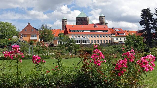 Der Magdalenengarten ist direkt von der Michaeliskirche (Türme im Bildhintergrund) zu erreichen. Foto: Helmut Kuzina