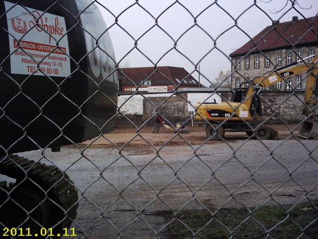 22)31028Gronau, Georg-Sauerwein-Realschule: Abriss der alten Turnhalle, die man mit 2Km Fußweg erreichte. Zuletzt war sie Feuerwehrgerätehaus.