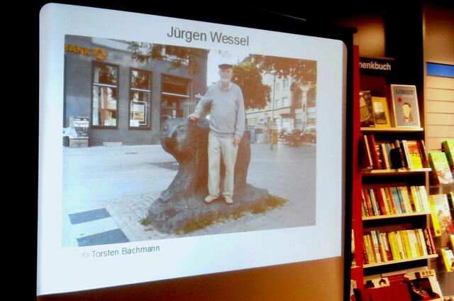 Jürgen Wessel aus Linden stellte die größte Anzahl der Fotos zur Verfügung. Hier steht er vor der Bärenskulptur (Standort:Schwarzer Bär), deren Hauptsponsor er ist.