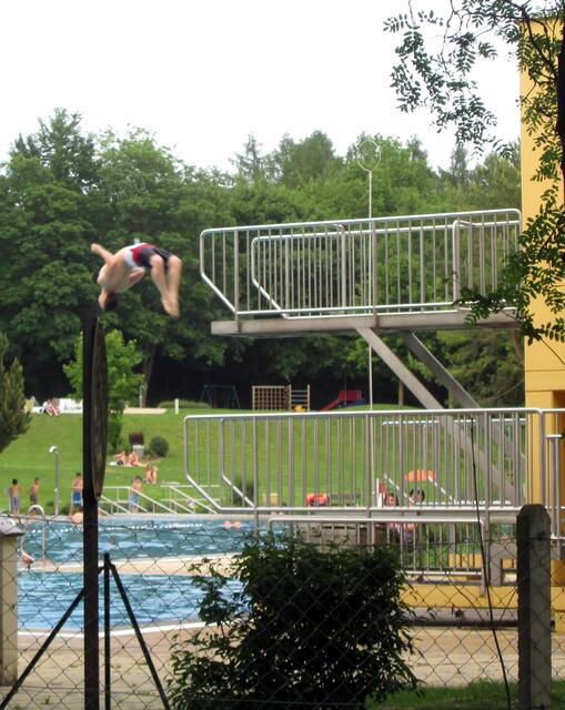 Sprung vom Turm des Wertinger Freibades