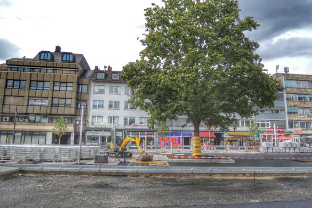 Bahnhofsvorplatz Marburg / Lahn - Großbaustelle vor dem Hauptbahnhof am 14.08.2014. - Man beachte: DER BAUM STEHT NOCH !!! | Foto: KDH / SDS Marburg