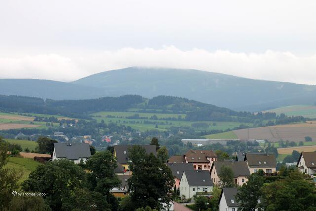 Auch wenn es nicht so aussieht, aber hier stand ich im Regen und die Wolken hingen am Fichtelberg.