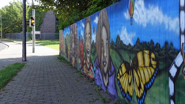 Graffiti-Darstellungen des Künstlers Ronny Knorr an der Willy-Brandt-Straße in Salzgitter-Lebenstedt. Foto: Helmut Kuzina