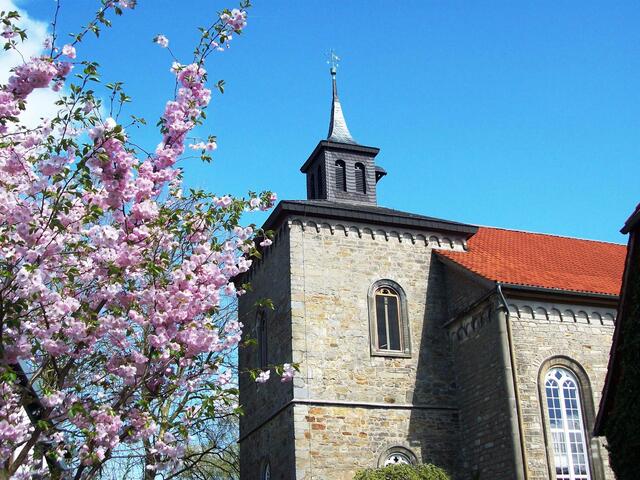 April: Frühling an der St. Vincenz-Kirche in Altenhagen I
