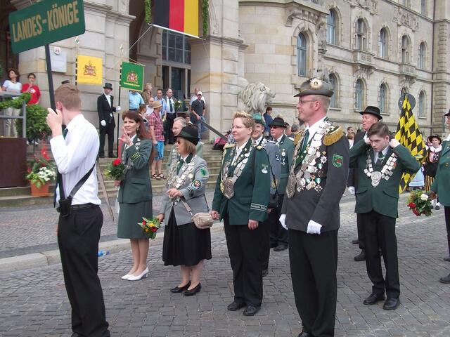 Hannover- Schützenausmarsch-Aufstellung vor dem Rathaus mit den Landeskönigen. 2014