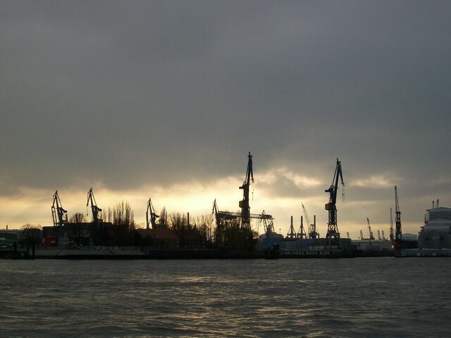 Februar: Gespenstischer Sonnenuntergang im Hamburger Hafen
