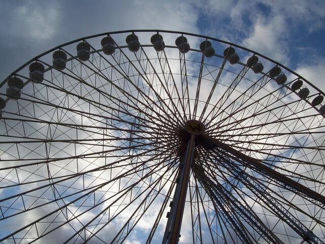Oktober: Riesenrad beim Oktoberfest Hannover