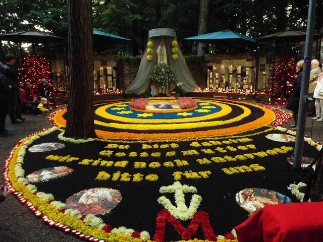 Blumenteppich an Maria Himmelfahrt in Maria Vesperbild