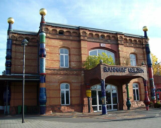 Oktober: Herbststimmung am Hundertwasser-Bahnhof in Uelzen