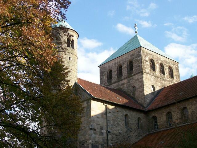 Oktober: Michaeliskirche Hildesheim im Herbst