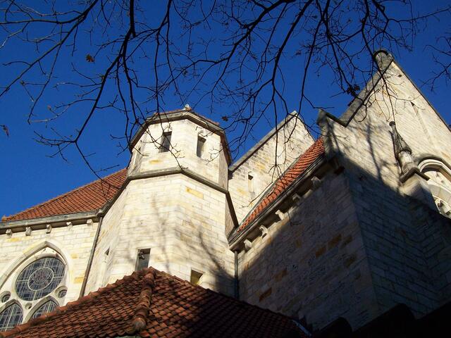 Dezember: Lutherkirche Hannover an einem sonnigen Dezembertag