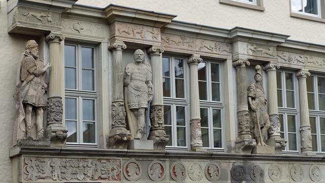 Die lebensgroßen Figuren sollen die assyrisch-babylonische, persische, griechische und römische Weltepoche symbolisieren. Foto: Helmut Kuzina