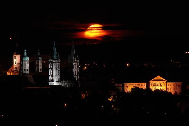 Klesla, Juni, Mondaufgang über Naumburg. l Von links Stadtkirche, Dom und Oberlandesgericht