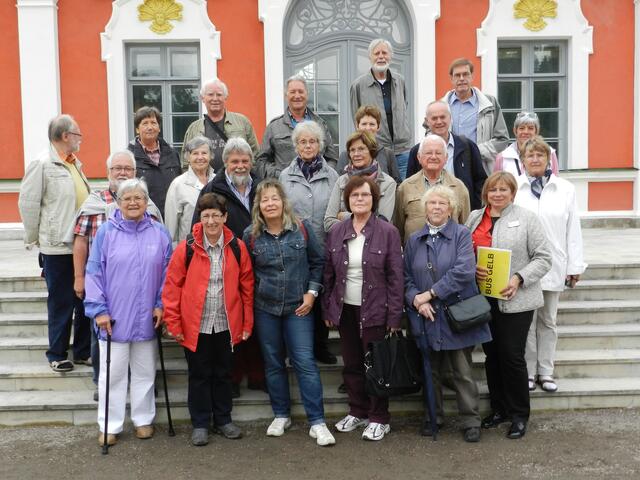 ..unsere Gruppe vor dem Kadriorg Palast...