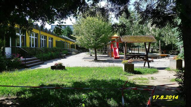(33) !!! Sonntags + Monatsbilder / Schulhof !!! 17.8.2014 Temperatur: Plus 11°C 6:25h / 26°C Plus 8:23h / Wind: 1-3 / sonnig und kaum bewölkt !