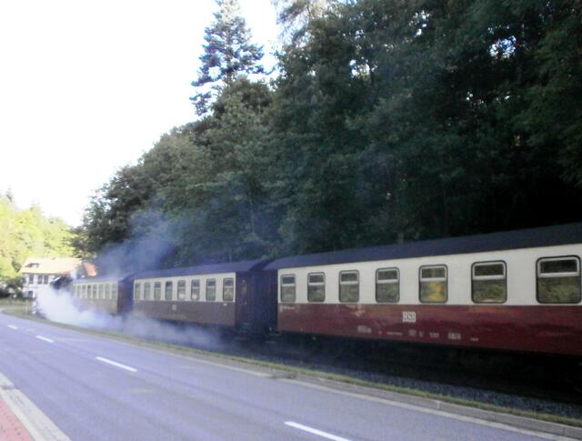 Von unserem Morada Hotel aus sehen und hören wir die Selketalbahn wenn sie durch das Tal schnauft und zum Gruß tutet, pfeift, klingelt und aus allen Rohren zischt.