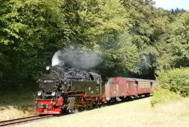 die Selketalbahn wenn sie durch das Tal schnauft und zum Gruß tutet, pfeift, klingelt und aus allen Rohren zischt.