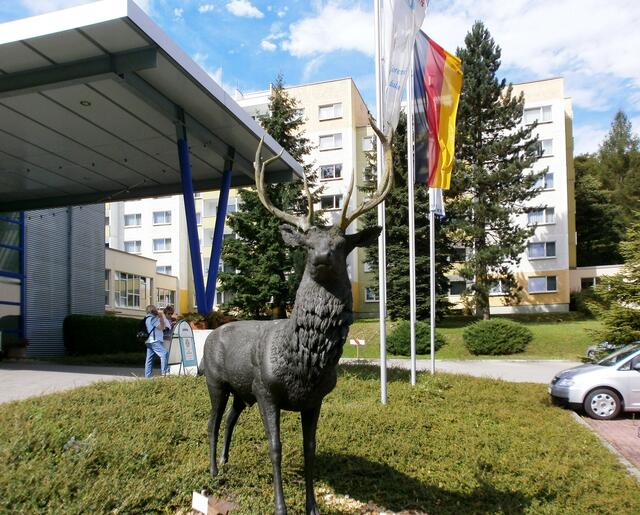 Der Ort ist vom Tourismus geprägt und lebt gut davon. Es gibt mehrere Hotels, Pensionen und Gaststätten. Für Wanderer erschließen Wanderwege die nähere landschaftlich wunderschöne Umgebung.