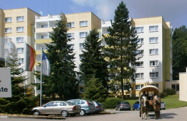 Der Ort ist vom Tourismus geprägt und lebt gut davon. Es gibt mehrere Hotels, Pensionen und Gaststätten. Für Wanderer erschließen Wanderwege die nähere landschaftlich wunderschöne Umgebung.