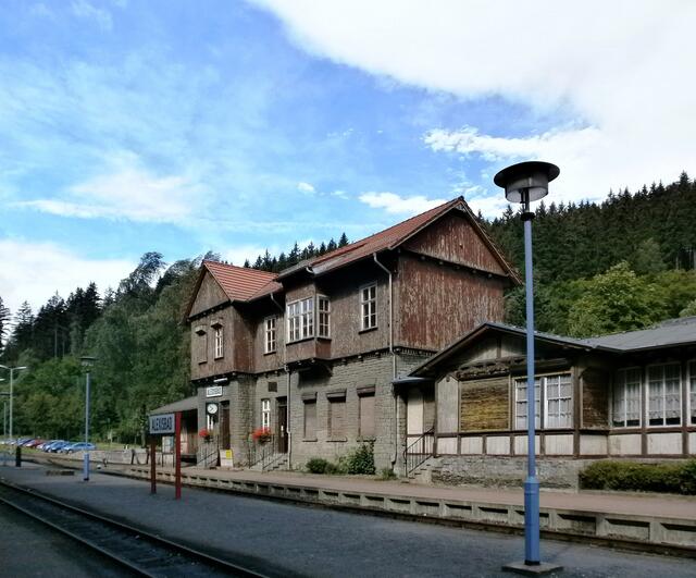 Den Bahnhof gibt es seit 1887 und er ist der Betriebsmittelpunkt der schmalspurigen Selketalbahn. Hier treffen sich die Strecken von Gernrode, Harzgerode und Hasselfelde.