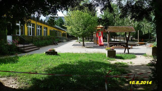 (32) !!! Sonntags + Monatsbilder / Schulhof !!! 10.8.2014 Temperatur: Plus 14°C 7:15h / 19°C Plus 8:33h / Wind:2-6 / etwas sonnig und bewölkt !