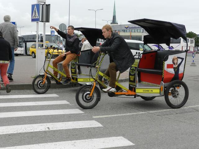 Fahradtaxi warten auf Kunden.