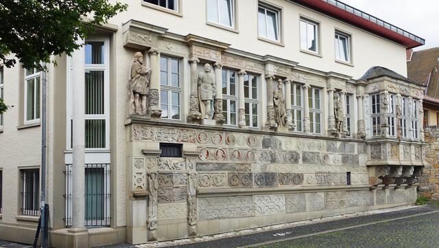 Erhalten blieben Fassadenteile aus Sandstein, die das Gebäude von 1587 einst schmückten und ihm zu seinem Namen „Kaiserhaus“ verhalfen. Foto: Helmut Kuzina