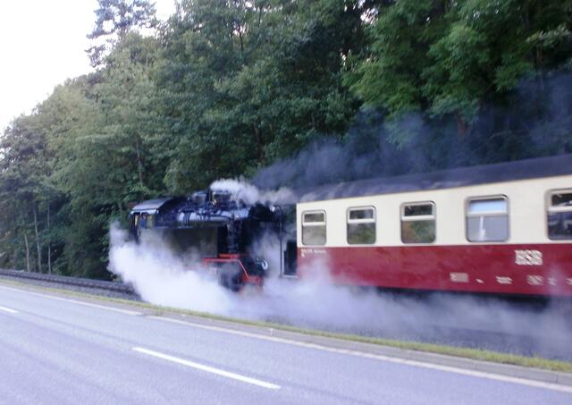 Von unserem Morada Hotel aus sehen und hören wir die Selketalbahn wenn sie durch das Tal schnauft und zum Gruß tutet, pfeift, klingelt und aus allen Rohren zischt.