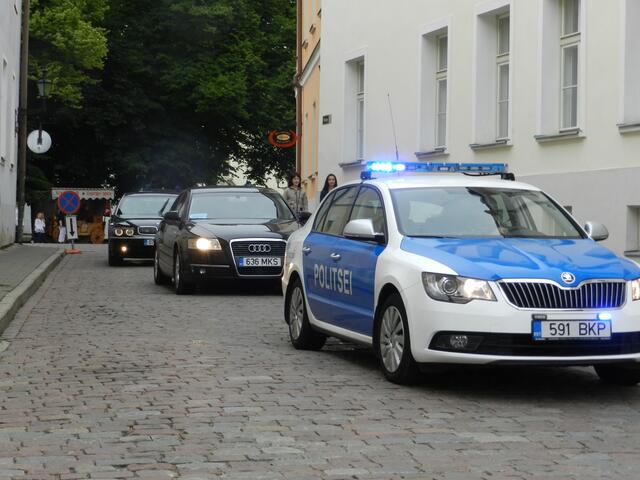 Polizei mit Blaulicht sperrten die Straßen ab.